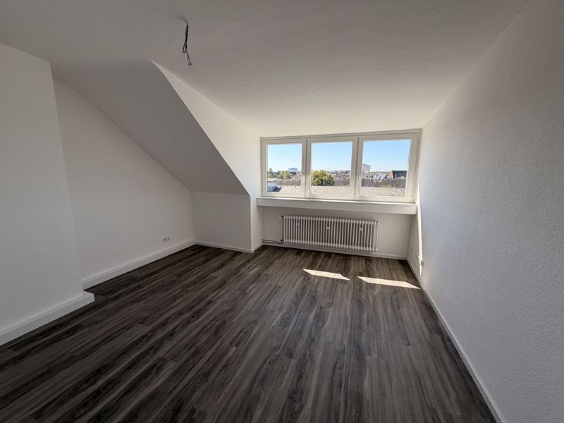 Kernsanierte 3 Zi-DG Wohnung mit offener Wohnküche in beliebter Lage Flingern-Nord